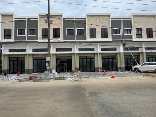 ផ្ទះអាជីវកម្មលើផ្លូវធំ ក្បែររោងចក្រ