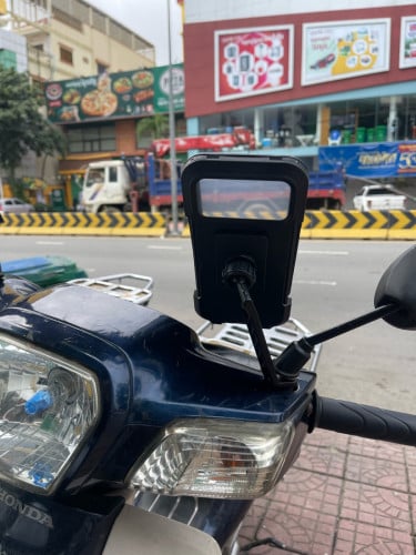 លក់ជេឺងដាក់ទូរសព្វលើម៉ូតូ