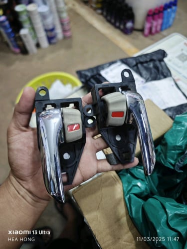 ដៃទ្វាក្នុង Celica 2000-2006