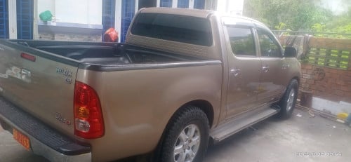 ឡាន vigo ពណ៌ទឹកមាសឆ្នាំ 2007 ជាប្រភេទឡានដឹក