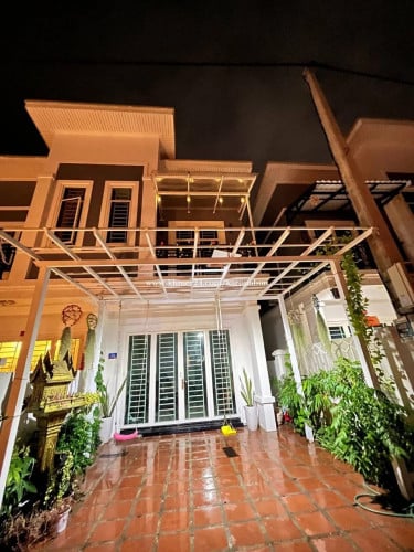 ផ្ទះលក់បន្ទាន់៤២០០០$ក្រោយទីលានវ៉ៃកូនហ្គោលកប់ស្រូវ