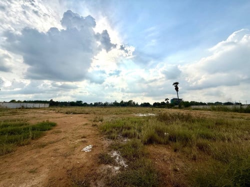 ដីលក់/ជួលប្រញ៉ាប់ ៖ ជិតផ្លូវ៥០ម