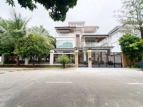 វីឡាឃ្វីនសម្រាប់ជួល នៅក្នុងបុរីប៉េងហួតបឹងស្នោរ​