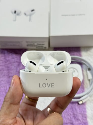 កាសហ្សុីន AirPods Pro មួយទឹកនៅស្អាត