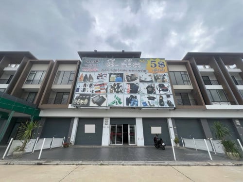 ផ្ទះអាជីវកម្មបីជាប់គ្នាសម្រាប់ជួល | Three Shophouse for Rent (ទំលាយរួច )