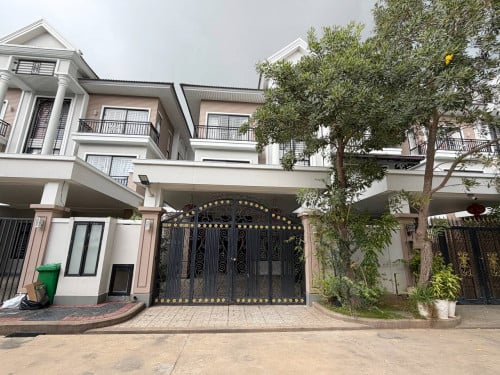 វីឡាភ្លោះអេសម្រាប់ជួល | Twin Villa For Rent In Borey Penghout The Star Mera Garden 50M