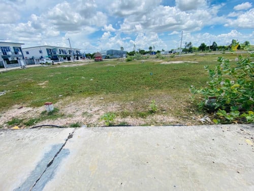 ដីលំនៅដ្ឋាន​ ជាប់បុរីHM Lucky Home