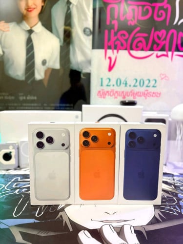 Box with accessories iphone 17 pro max