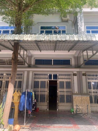 ប្រភេទផ្ទះល្វែង ទីតាំងបុរីហុងឡាយទល់មុខផ្សារត្រពាំងថ្លឹង ភូមិថ្មគោល២ សង្កាត់ចោមចៅទី២ ខណ្ឌពោធិសែនជ័យ