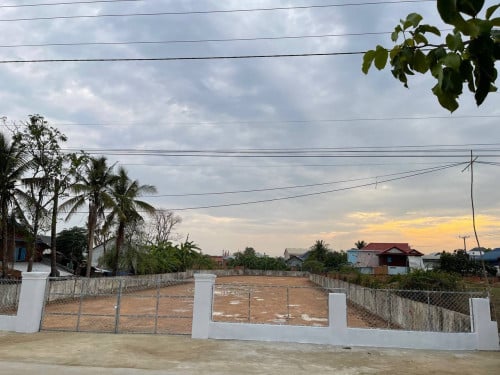 ដីលក់ក្បែរ ផ្សារអុីអន 3 ក្បែរផ្លូវទៅព្រលានយន្ដហេាះអន្តរជាតិថ្មី