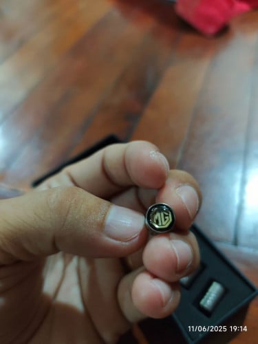 កម្របវ៉ាល់កង់ឡានMG មានLogo MG