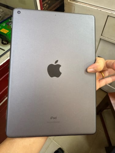 iPad 8th generation 128gb WiFi មួយទឹកនៅស្អាត