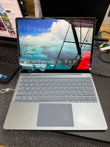 Surface laptop Go 2021 (98%) 8/256