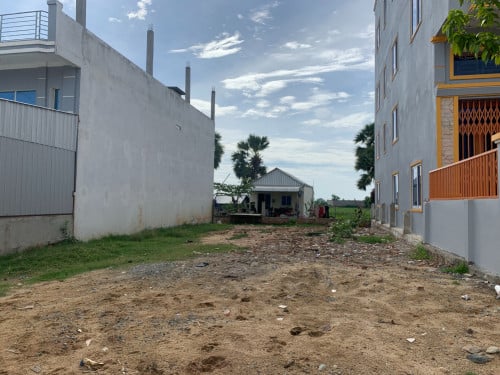 ដីនៅ​ទំនប់កប់​ស្រូវក្បែរ​បឹង​តាមោក