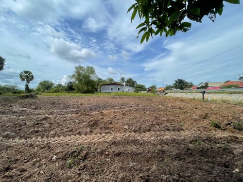 ដីលក់ជាប់ផ្លូវជាតិលេខ ៥ បណ្តោយ 90m ទទឹង 30m អាចចរចាបាន