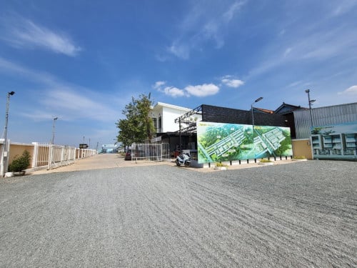 ផ្ទះពីរល្វែងមានRestaurentនិងហាងកាហ្វេ ផ្លូវជាតិ70B