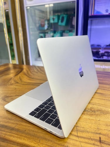 MacBook Pro A1706 មួយទឹក
