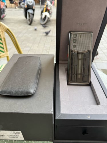 MetaVERTU Cloud Race Track Alligator