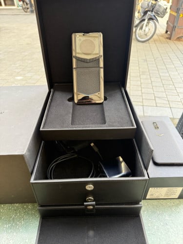 Vertu Iron Flip Calfskin