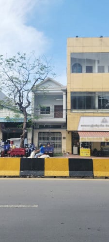 ផ្ទះល្វែង1ជង់ សម្រាប់ជួលនៅលើផ្លូវធំ ជិតមន្ទីពេទ្យ