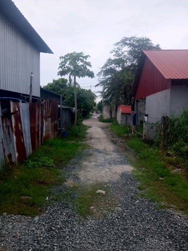 ដីលក់ជាប់របងបុរីគួស្រូវ២ ផ្លូវចូល៦ម៉ែត្រ ពីផ្លូវកៅស៊ូដល់ដី80m