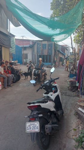 ផ្ទះលក់បន្ទាន់នៅភ្នំពេញទល់មុខCTNជិតផ្សារគីឡូ6 ទទឹង 3.5 បណ្ដោយ 7.5 មានឡៅតឿ