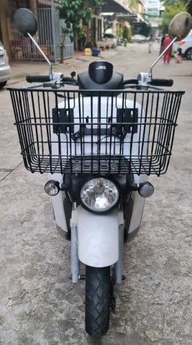 Honda benly50ccមានផ្លាកលេខកាតគ្រីត្រឹមត្រូវលក់តម្លៃចចារបាន 本田 benly50cc有正证卡出售中 价格可以谈的