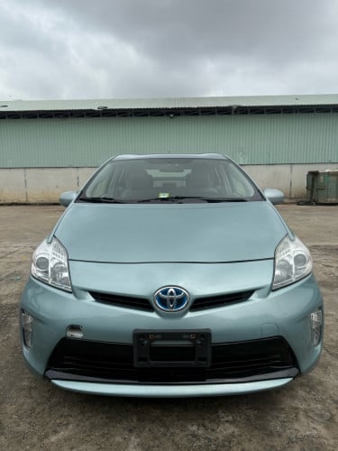 Prius 2013  ឡានកាលីស្អាត កង់ថ្មី 4 ក្រាប់  រៀបហេីយ ( បង់រំលស់ងាយៗ )