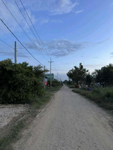 ដីខាងក្រោយផ្សារបែកចាន