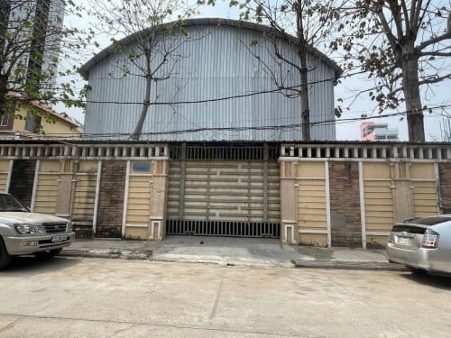 ឃ្លាំងជួល ទួល ទំពូង