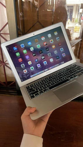 លក់computer MacBook Air ឆ្នាំ2015 RAM 8G មានទាំង IOS និង windows (តម្លៃអាចចចាបាន))