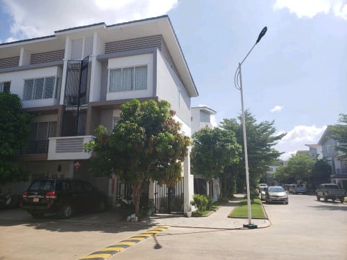 វីឡាកូនកាត់ផ្ទះកែង LC2 ក្នុងបុរីប៉េងហ៊ួតបឹងស្នោរ