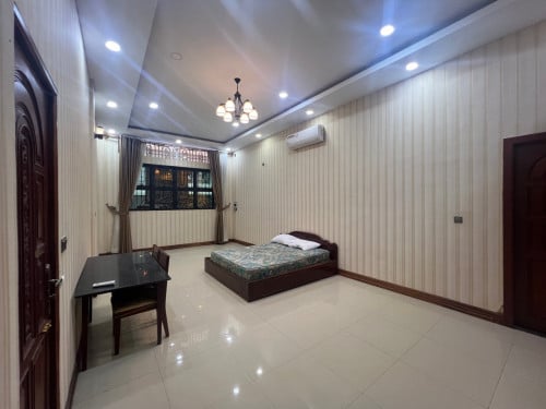 ទីតាំង ៖​ បន្ទប់រឺofficeសម្រាប់ជួលនៅម្ដុំផ្សារអូរឬស្សី