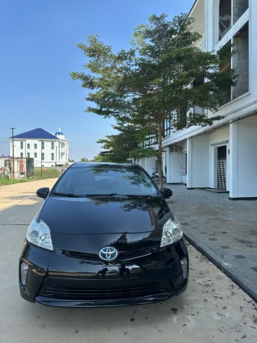 ឡាន Prius 013 option 3 ព័ណខ្មៅឡានស្អាត ក្នុងលឿង