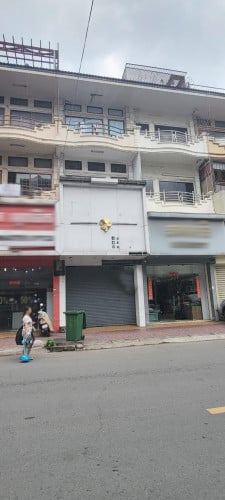 ផ្ទះល្វែង១ជង់លក់បន្ទាន់នៅ ជិតផ្សារសូរិយា