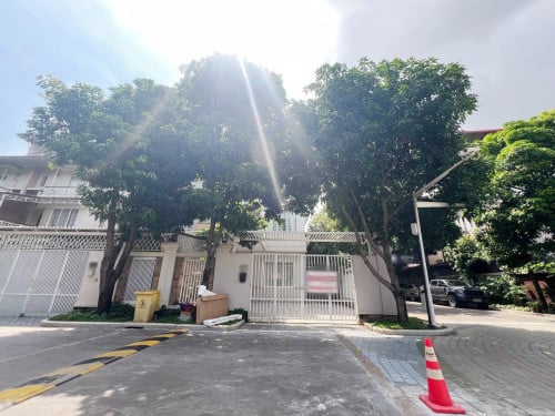 វីឡាភ្លោះ  សម្រាប់ជួល នៅបុរីប៉េងហួត បឹងស្នោរ