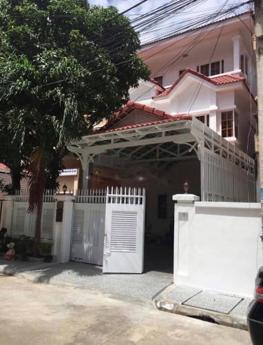 វីឡាភ្លោះលក់បន្ទាន់ ស្ថិតក្នុងបុរីពិភពថ្មី អូរបែកក្អម ខណ្ឌទួលគោក រាជធានីភ្នំពេញ