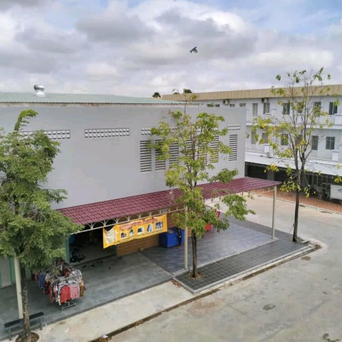 ផ្ទះអាជីវកម្ម ទល់មុខផ្សារ កម្ពស់ ២ ជាន់ ក្នុងបុរី លី រ៉ានី