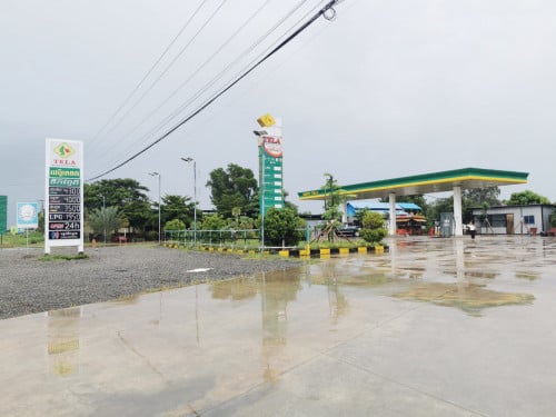 ដី និងហ្គារ៉ាស់សាំង (ស្ថានីយ៍ប្រេងឥន្ធនៈ) នៅផ្លូវជាតិលេខ5 លក់បន្ទាន់!