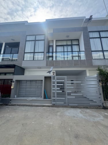 ផ្ទះស្អាតថ្មី នៅបុរី ICON PARK ព្រែកឯង 3 បន្ទប់គេង 4 បន្ទប់ទឹក (តម្លៃ 115,000$) ប្លង់រឹងកំពុងចេញ