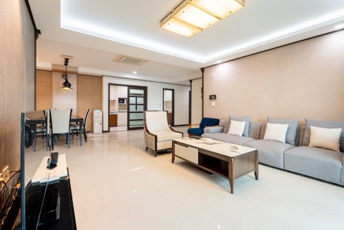 Condominium 3 Bedrooms For Rent in BKK1 At De-Castle Royal.