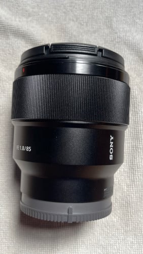 Sony len 85mm f1.8 350$(99% new)