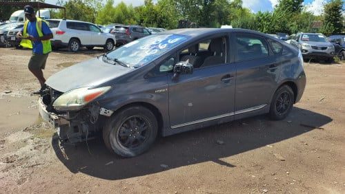 Toyota Prius 012 Option 2 ឡានសាង(តម្លៃចរចារ)