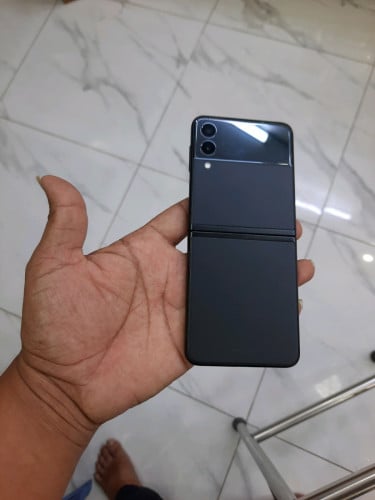 z flip3បត់ អេក្រងក្រៅល្អក្នុងខូច