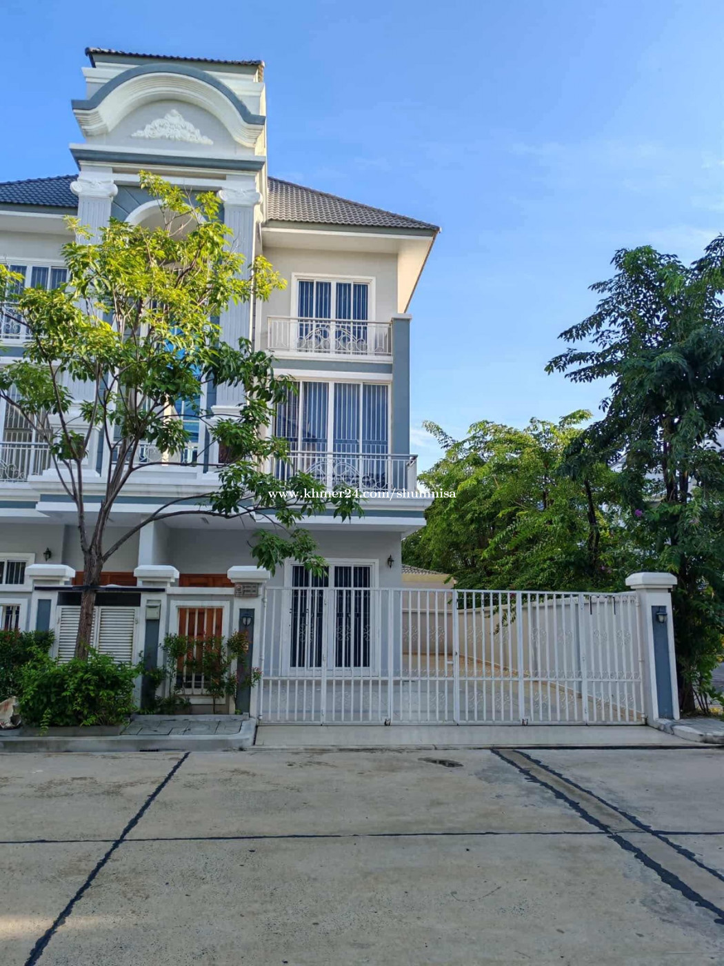 ផ្ទះវីឡាសម្រាប់លក់ 4 បន្ទប់គេង