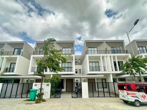 វីឡាភ្លោះតូច  សំរាប់លក់ នៅបុរីចន្ទគីរី នៅផ្លូវជាតិលេខ២