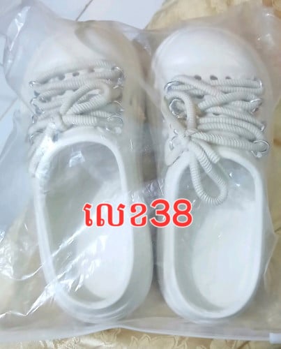 ស្បែកជើង