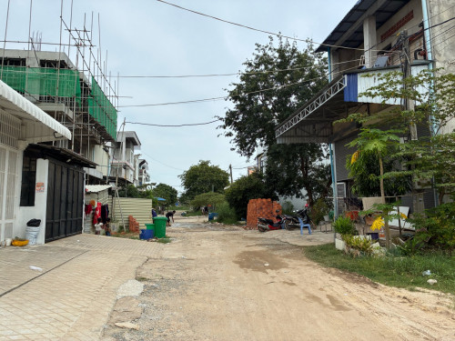 ដីលក់នៅក្រោយផ្សារឃ្លាំងរំសេវថ្មី