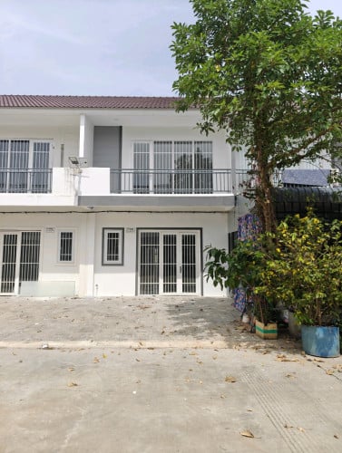 ផ្ទះលក់នៅបូរីមនោរម្យព្រែកតាទែន កាត់ប្លង់រឹងអោយ