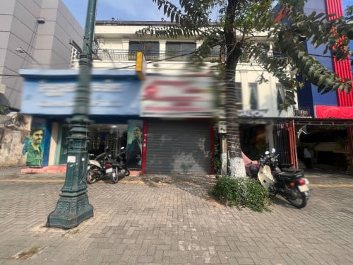 ផ្ទះអាជីវកម្មជាន់ផ្ទាល់ដី សម្រាប់លក់ឬជួល នៅជិតវិមានឯករាជ្យ